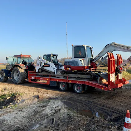 Machines op de eigen dieplader