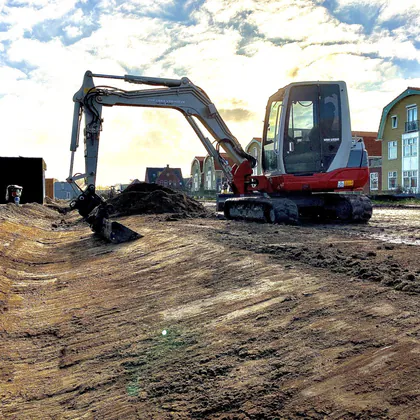 Graafmachine op een bouwkavel